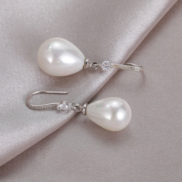 Ovalen Witte Pareloorbellen | Met schitterende strass steentjes!